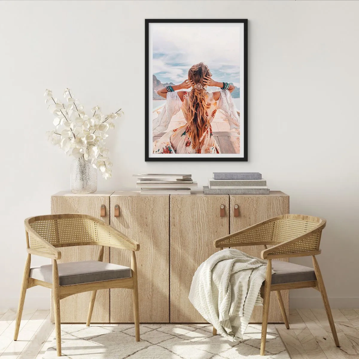 Pôster com moldura preta - Mulher com vestido boho com vista para o mar - 50x70cm - A caminho da felicidade - Decoração de parede moderna para a sala de estar e quarto ARTTOR