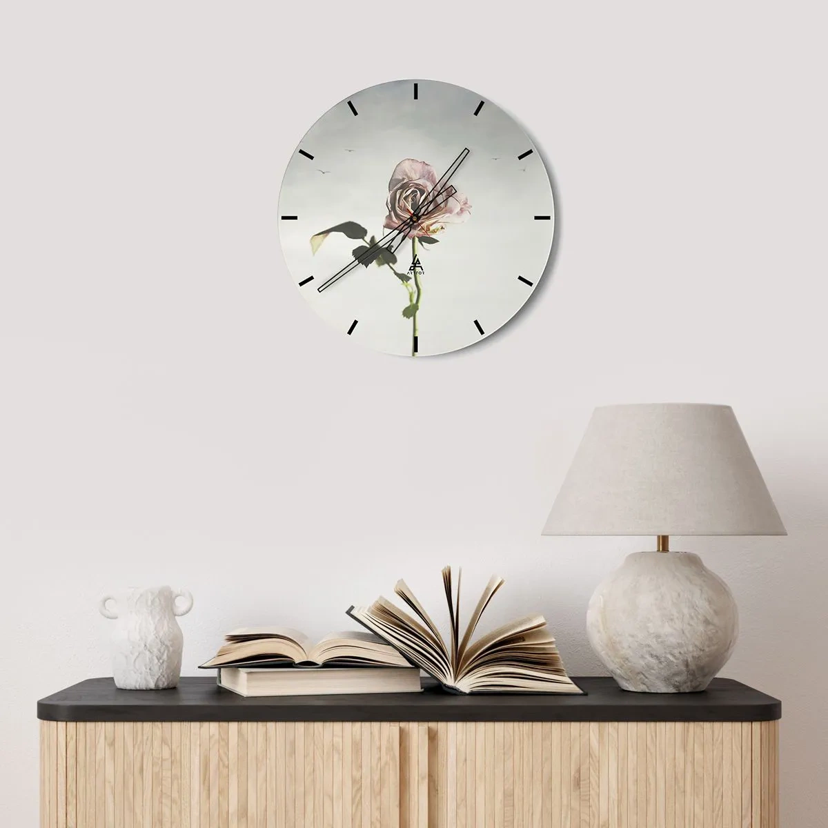 Relógio de parede - Relógio em vidro - Uma rosa delicada sobre um fundo claro com pássaros ao longe - 30x30cm - Boas-vindas da primavera - Decoração de parede moderna para a sala de estar, cozinha e quarto ARTTOR