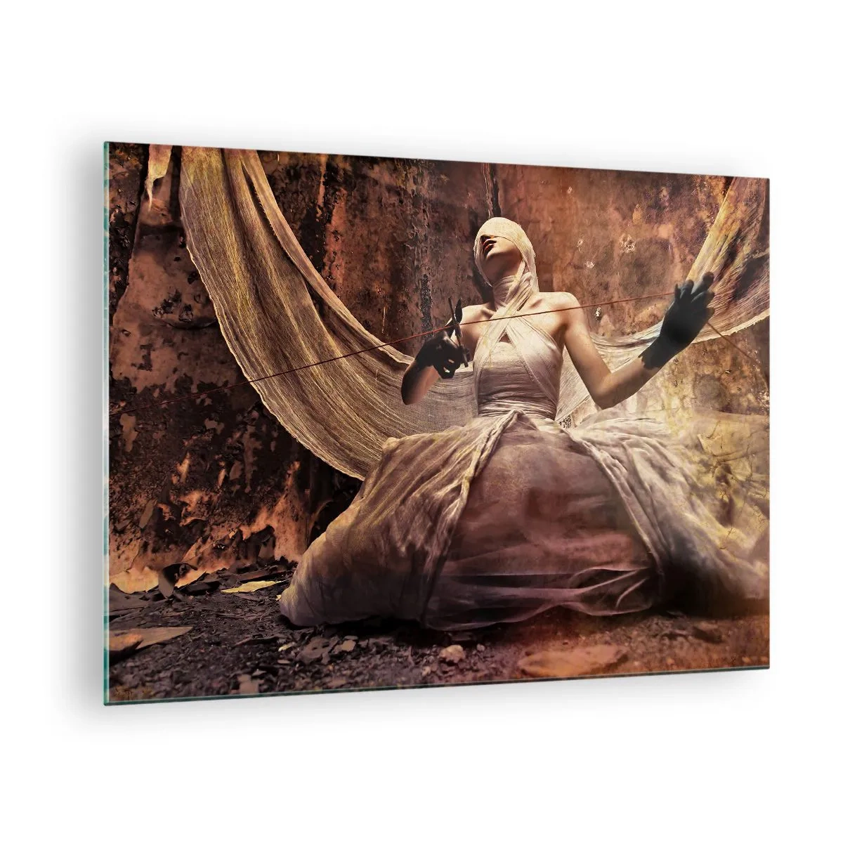 Quadro em vidro - Uma figura feminina em um ambiente artístico com tecidos - 70x50cm - Deusa do destino - Decoração de parede moderna para a sala de estar e quarto ARTTOR