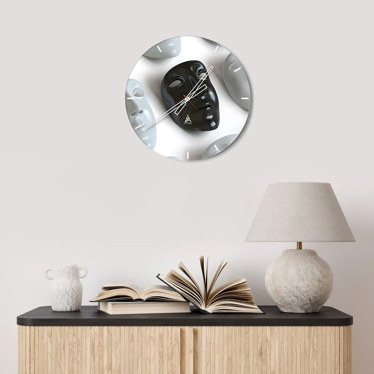 Relógio de parede - Relógio em vidro - Uma máscara preta cercada por máscaras brancas em um fundo claro - 30x30cm - Como se destacar? - Decoração de parede moderna para a sala de estar, cozinha e quarto ARTTOR