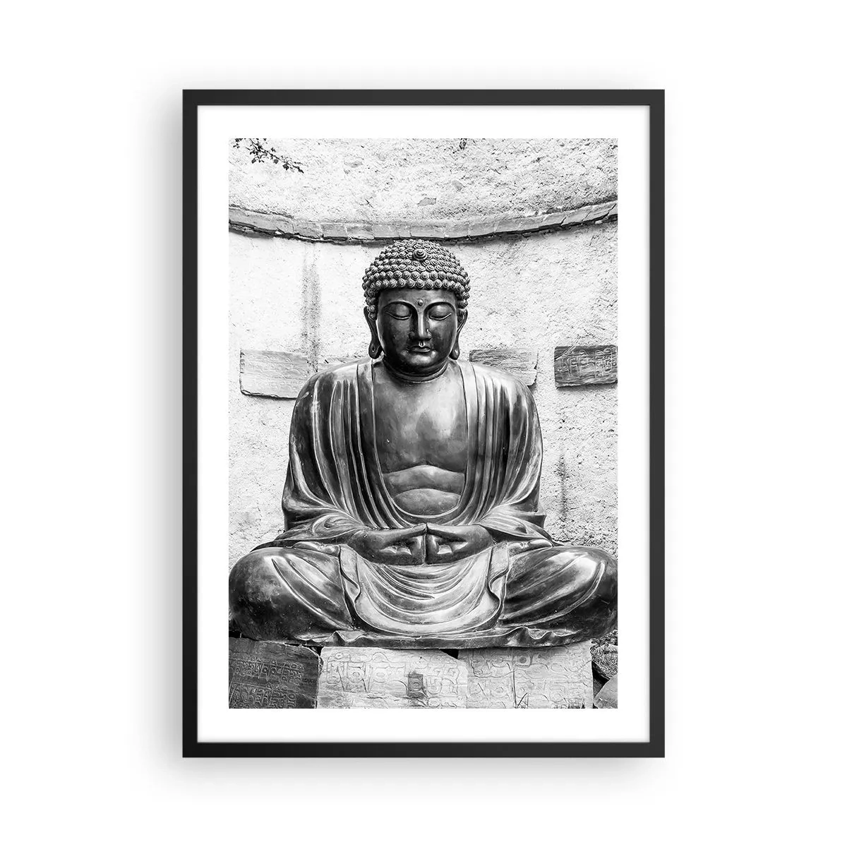 Pôster com moldura preta - Uma escultura de Buda em posição meditativa em tons monocromáticos - 50x70cm - Na fonte da paz - Decoração de parede moderna para a sala de estar e quarto ARTTOR