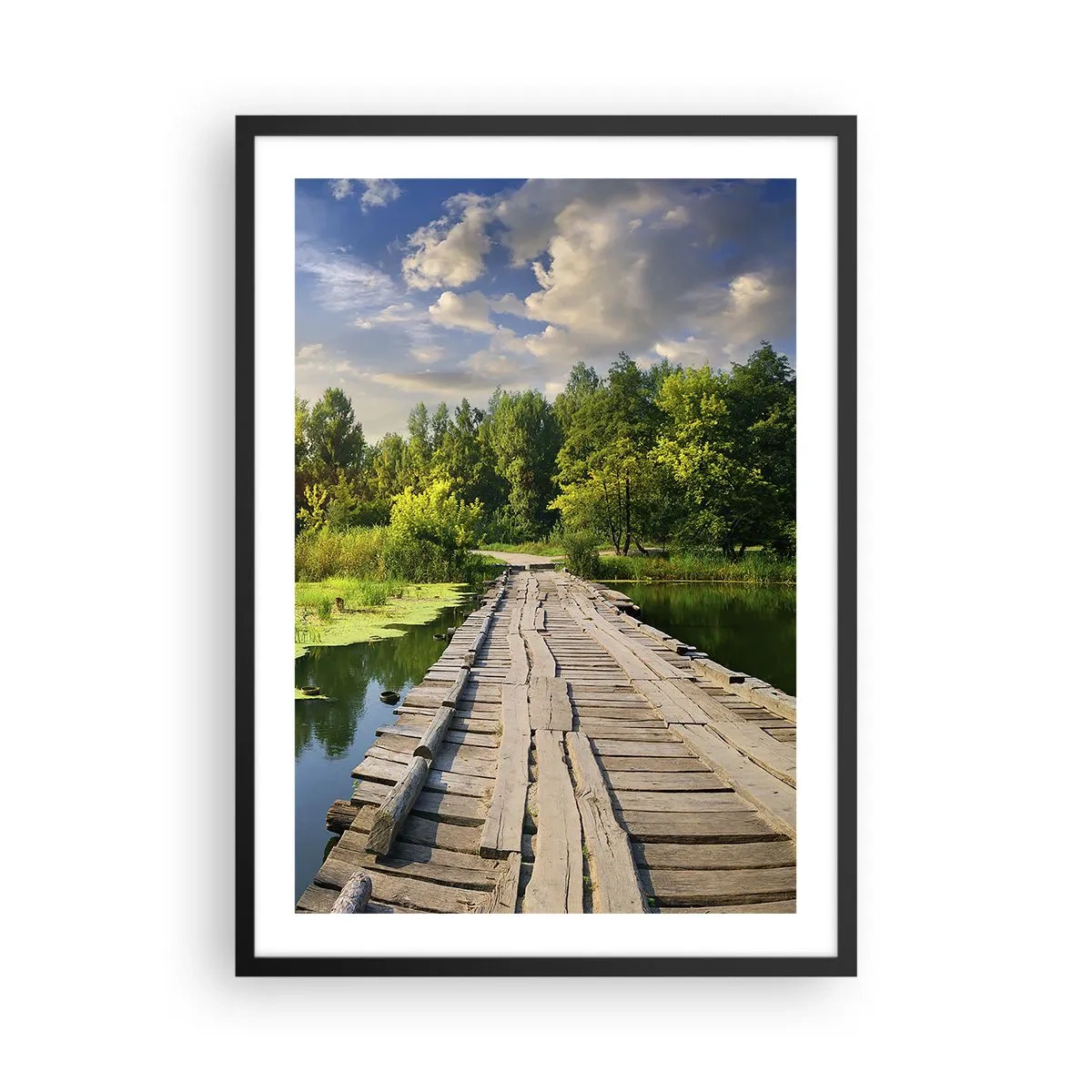 Pôster com moldura preta - Uma ponte de madeira sobre um rio cercada por vegetação - 50x70cm - Verão em todos os lugares - Decoração de parede moderna para a sala de estar e quarto ARTTOR