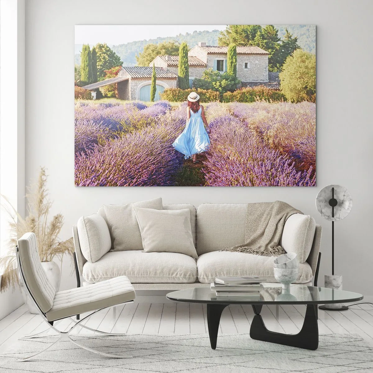Quadro em vidro - Uma mulher de vestido caminhando por um campo de lavanda - 70x50cm - Menina Lavanda - Decoração de parede moderna para a sala de estar e quarto ARTTOR