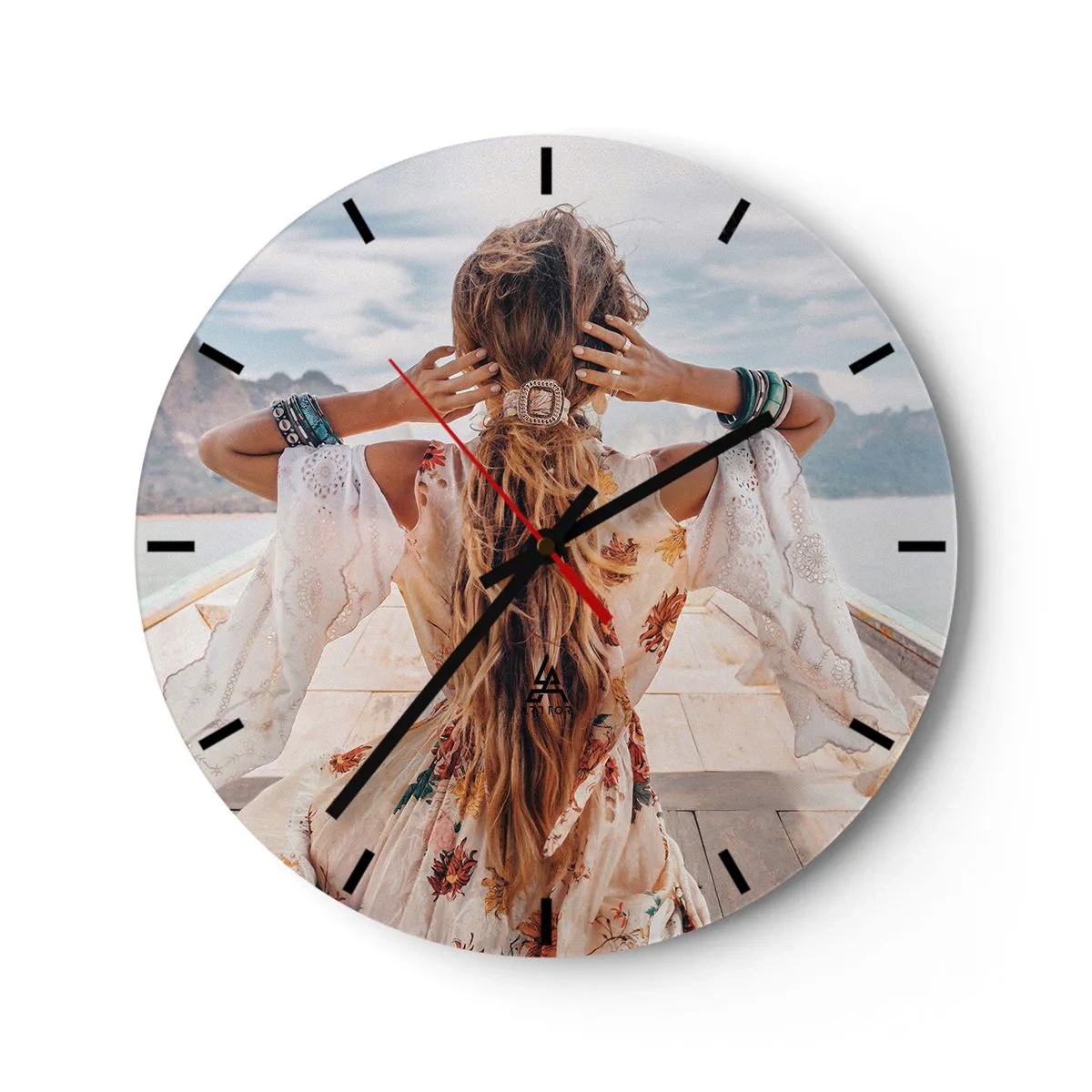 Relógio de parede - Relógio em vidro - Mulher em um barco com cabelo solto no estilo boho - 30x30cm - A caminho da felicidade - Decoração de parede moderna para a sala de estar, cozinha e quarto ARTTOR
