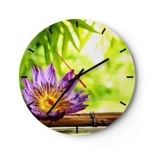 Relógio de parede - Relógio em vidro - Flor de lótus roxa sobre um fundo de bambu e vegetação - 30x30cm - Sob o sol asiático - Decoração de parede moderna para a sala de estar, cozinha e quarto ARTTOR