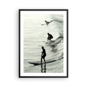 Pôster com moldura preta - Três surfistas surfando nas ondas em um estilo monocromático - 50x70cm - Para conhecer a onda - Decoração de parede moderna para a sala de estar e quarto ARTTOR