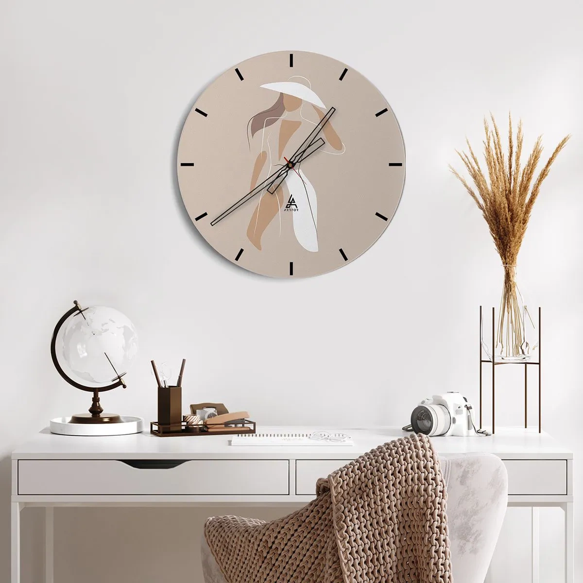 Relógio de parede - Relógio em vidro - Mulher estilosa com um chapéu em um fundo bege - 30x30cm - A moda é diversão - Decoração de parede moderna para a sala de estar, cozinha e quarto ARTTOR