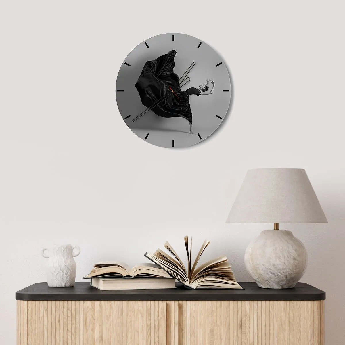 Relógio de parede - Relógio em vidro - Uma dançarina em pose dinâmica em um vestido preto - 30x30cm - Com as asas da música - Decoração de parede moderna para a sala de estar, cozinha e quarto ARTTOR
