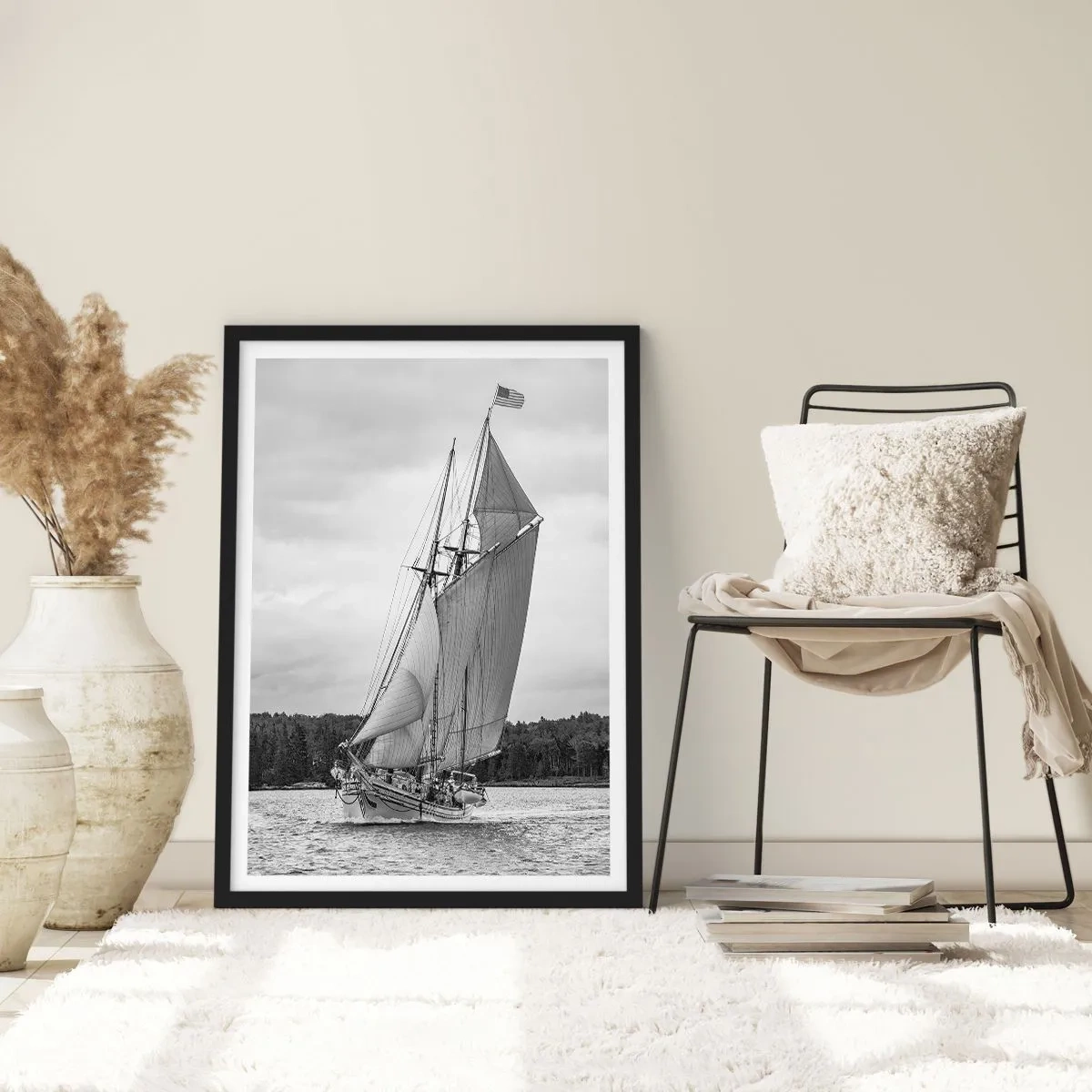 Pôster com moldura preta - Um veleiro com grandes velas navegando no mar em preto e branco - 50x70cm - Irmãos do vento - Decoração de parede moderna para a sala de estar e quarto ARTTOR