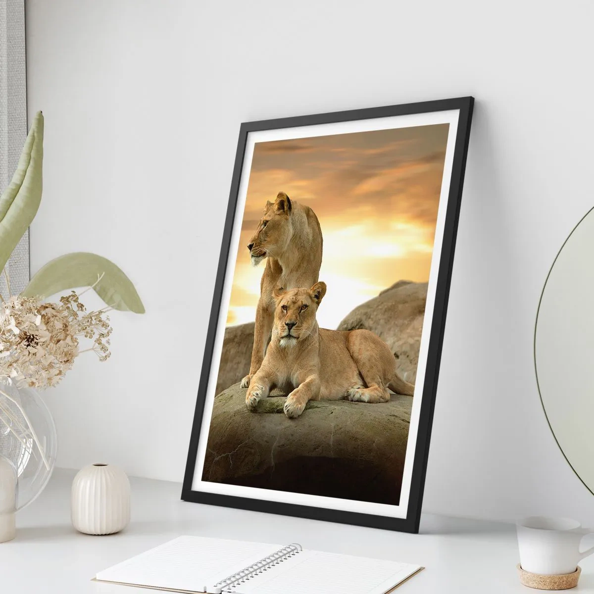 Pôster com moldura preta - Duas leoas contra o pôr do sol - 50x70cm - Majestade real - Decoração de parede moderna para a sala de estar e quarto ARTTOR