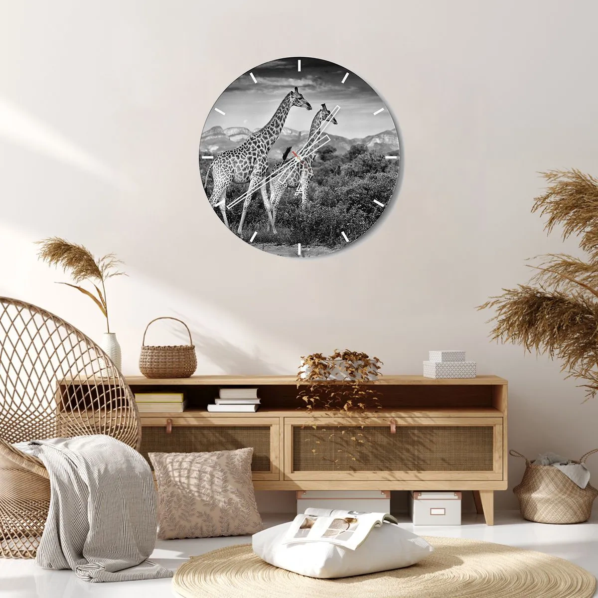 Relógio de parede - Relógio em vidro - Uma fotografia em preto e branco de duas girafas na savana. - 30x30cm - Alta Sociedade na África - Decoração de parede moderna para a sala de estar, cozinha e quarto ARTTOR