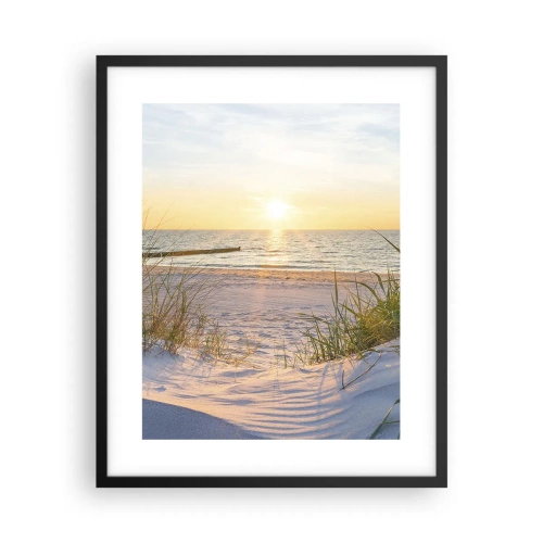 Pôster com moldura preta - O som do mar, o canto dos pássaros, a praia selvagem entre a relva... - 40x50 cm