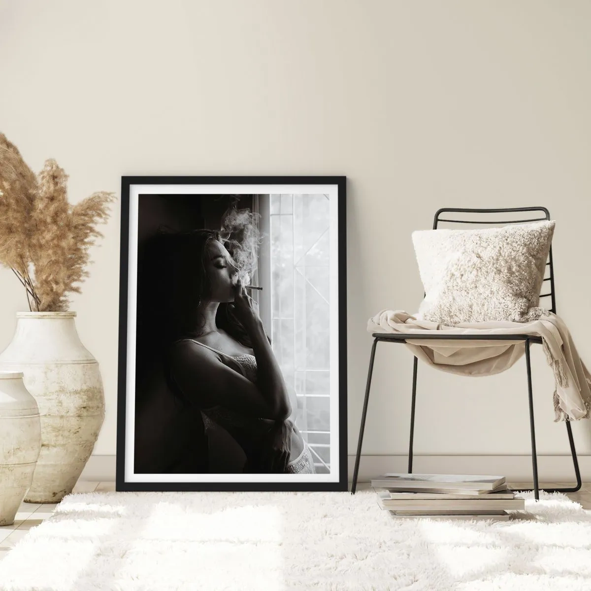Pôster com moldura preta - Uma mulher de lingerie fumando um cigarro em preto e branco - 50x70cm - Um momento sensual - Decoração de parede moderna para a sala de estar e quarto ARTTOR