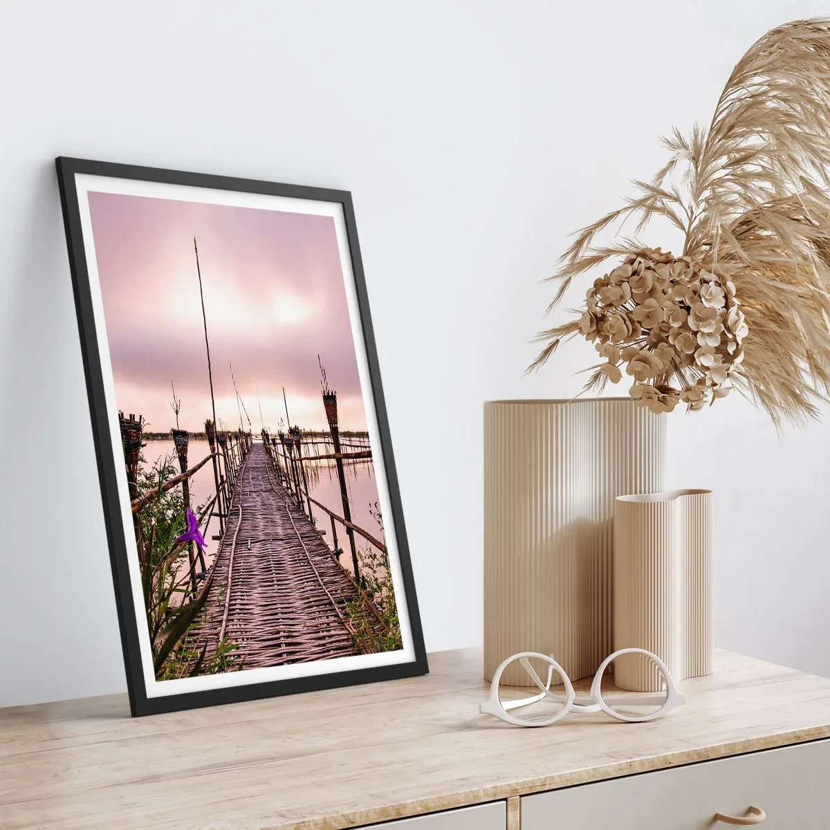 Pôster com moldura preta - Ponte de bambu sobre águas calmas ao entardecer - 50x70cm - Paz e tranquilidade da Ásia - Decoração de parede moderna para a sala de estar e quarto ARTTOR