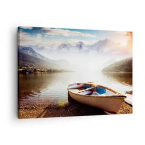 Quadro em tela - Um barco na margem de um lago com vista para as montanhas pela manhã - 70x50cm - Sobre águas grandes e límpidas - Decoração de parede moderna para a sala de estar e quarto ARTTOR