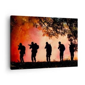 Quadro em tela - Silhuetas de soldados na floresta contra o céu laranja - 70x50cm - ...Todos por um. - Decoração de parede moderna para a sala de estar e quarto ARTTOR