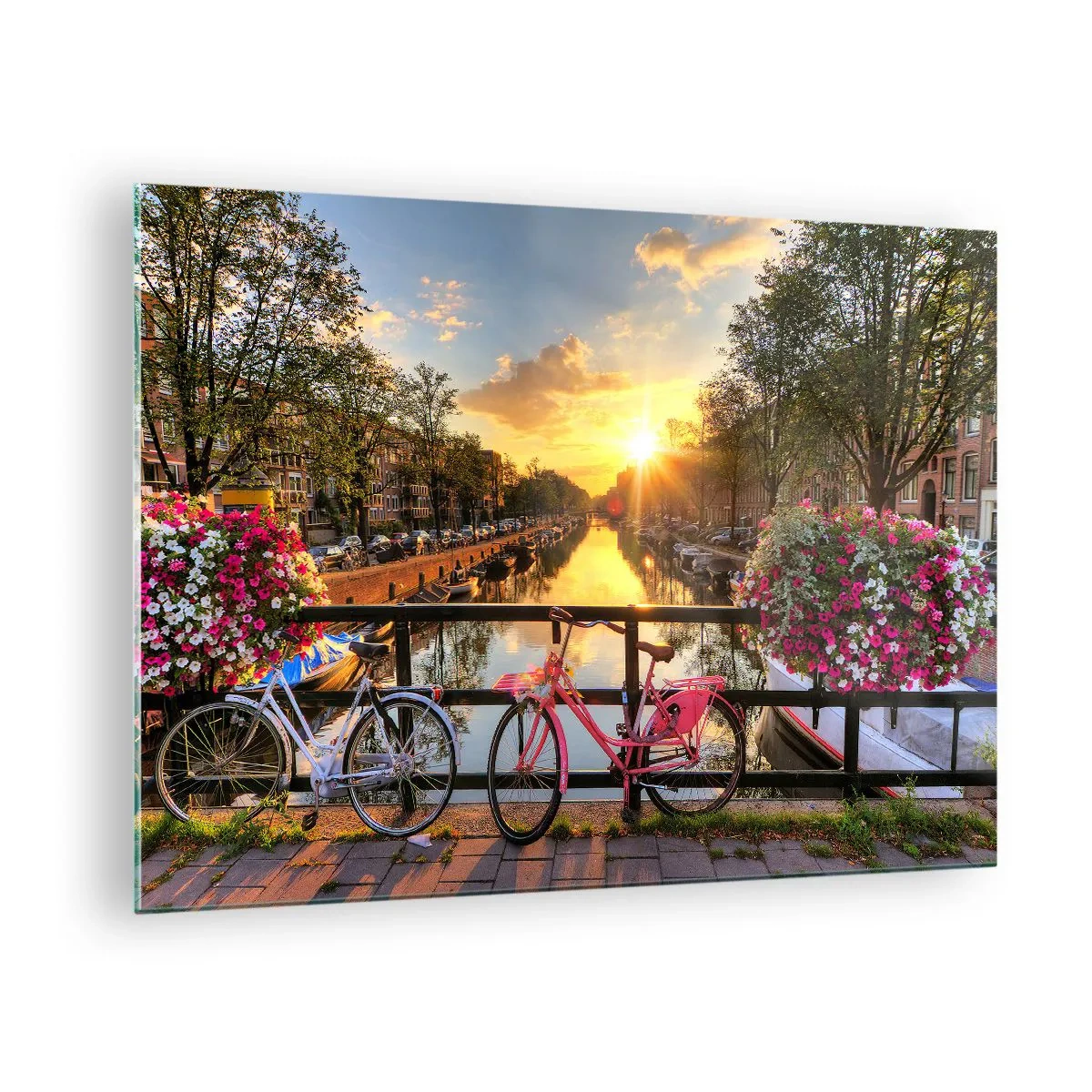 Quadro em vidro - Pôr do sol sobre o canal com bicicletas ao fundo - 70x50cm - Manhã de primavera em Amsterdã - Decoração de parede moderna para a sala de estar e quarto ARTTOR