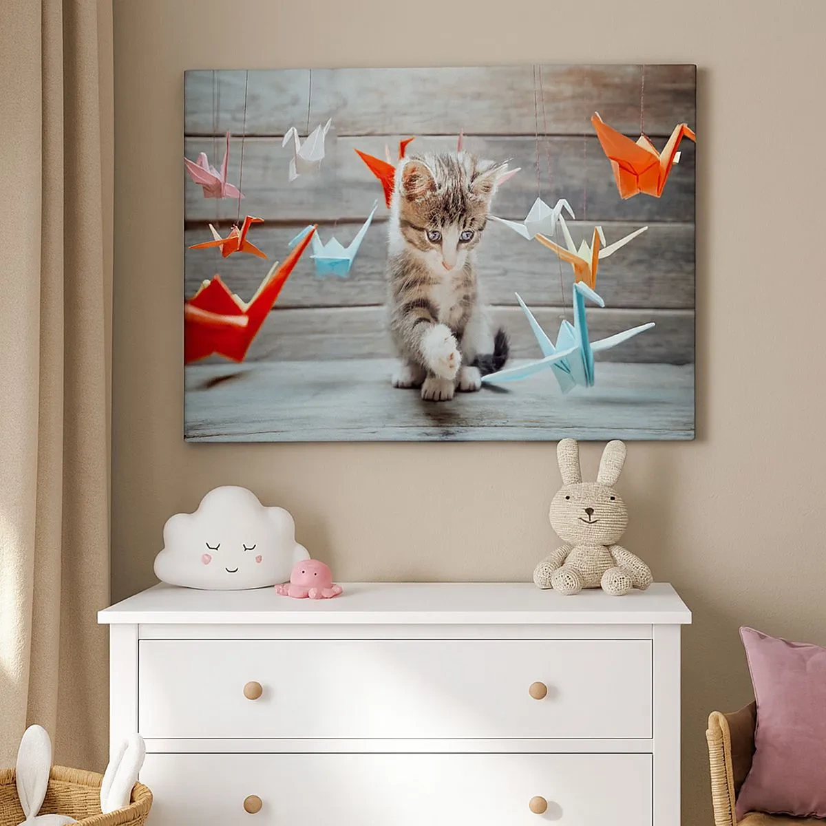 Quadro em tela - Um gatinho brincando com tsurus de papel pendurados. - 70x50cm - Primeira lição - Decoração de parede moderna para a sala de estar e quarto ARTTOR