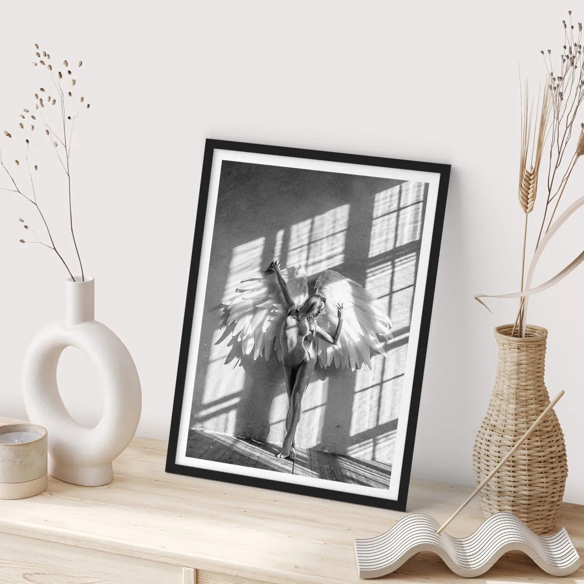 Pôster com moldura preta - Fotografia em preto e branco de uma mulher com asas de anjo - 50x70cm - Direto do céu - Decoração de parede moderna para a sala de estar e quarto ARTTOR
