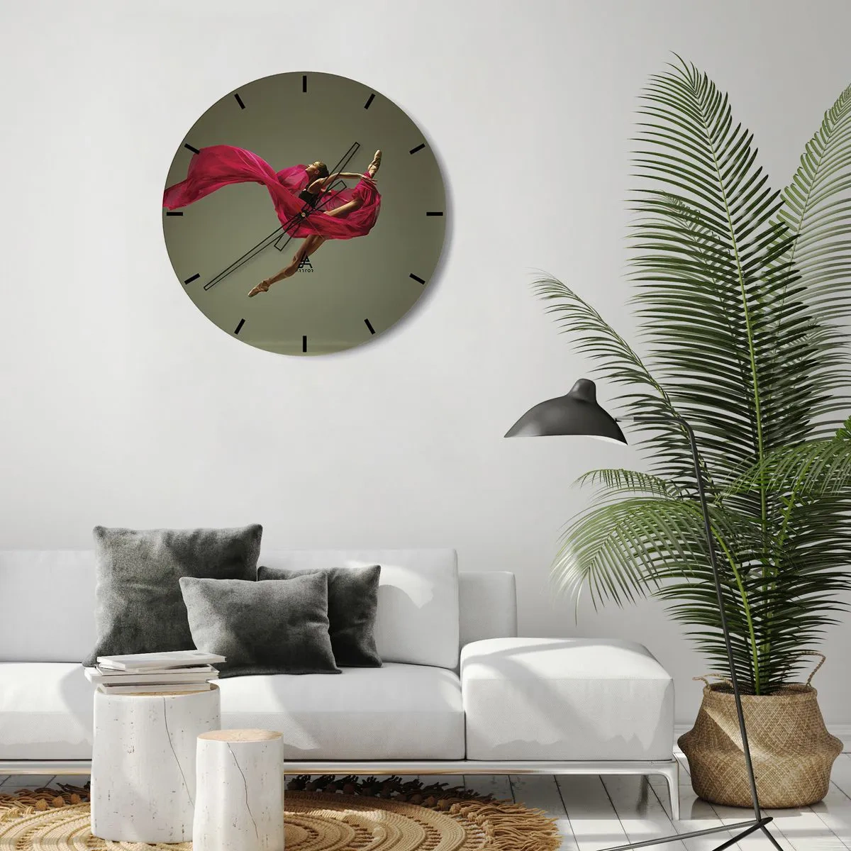 Relógio de parede - Relógio em vidro - Uma foto em preto e branco de um surfista com uma prancha na praia. - 30x30cm - Chama dançante - Decoração de parede moderna para a sala de estar, cozinha e quarto ARTTOR
