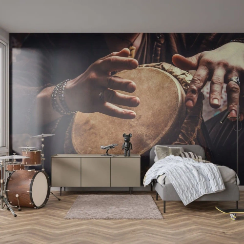 Papel de Parede Standard Eco - Mãos tocando um tambor djembê tradicional - 100x70cm - No ritmo do coração - Decoração de parede moderna para a sala de estar e quarto ARTTOR