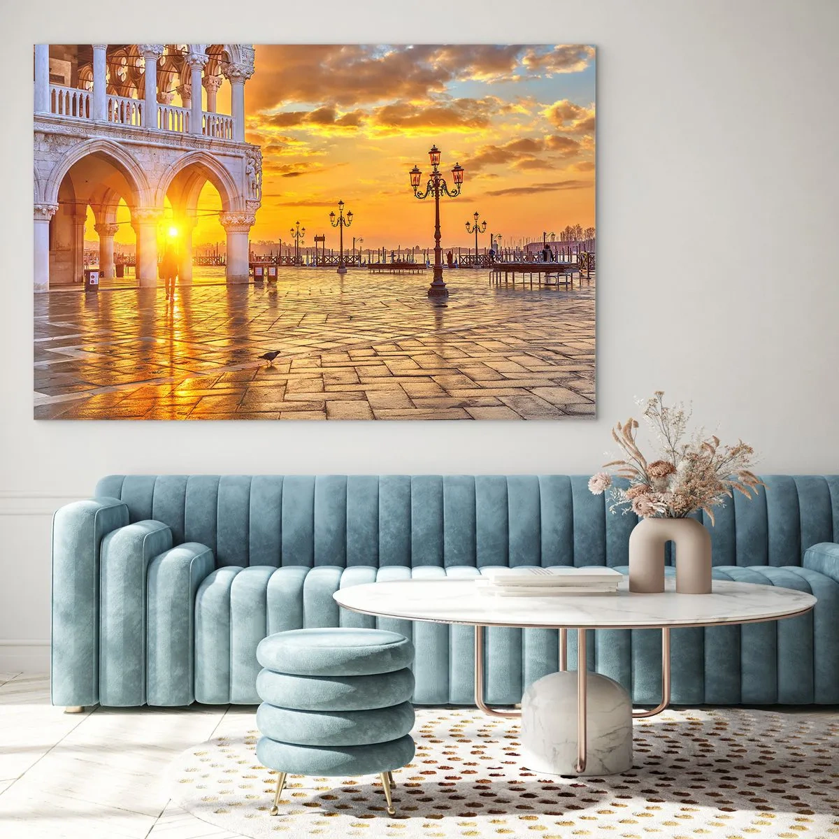 Quadro em vidro - Nascer do sol sobre as arcadas e a praça - 70x50cm - Onde está todo mundo? - Decoração de parede moderna para a sala de estar e quarto ARTTOR