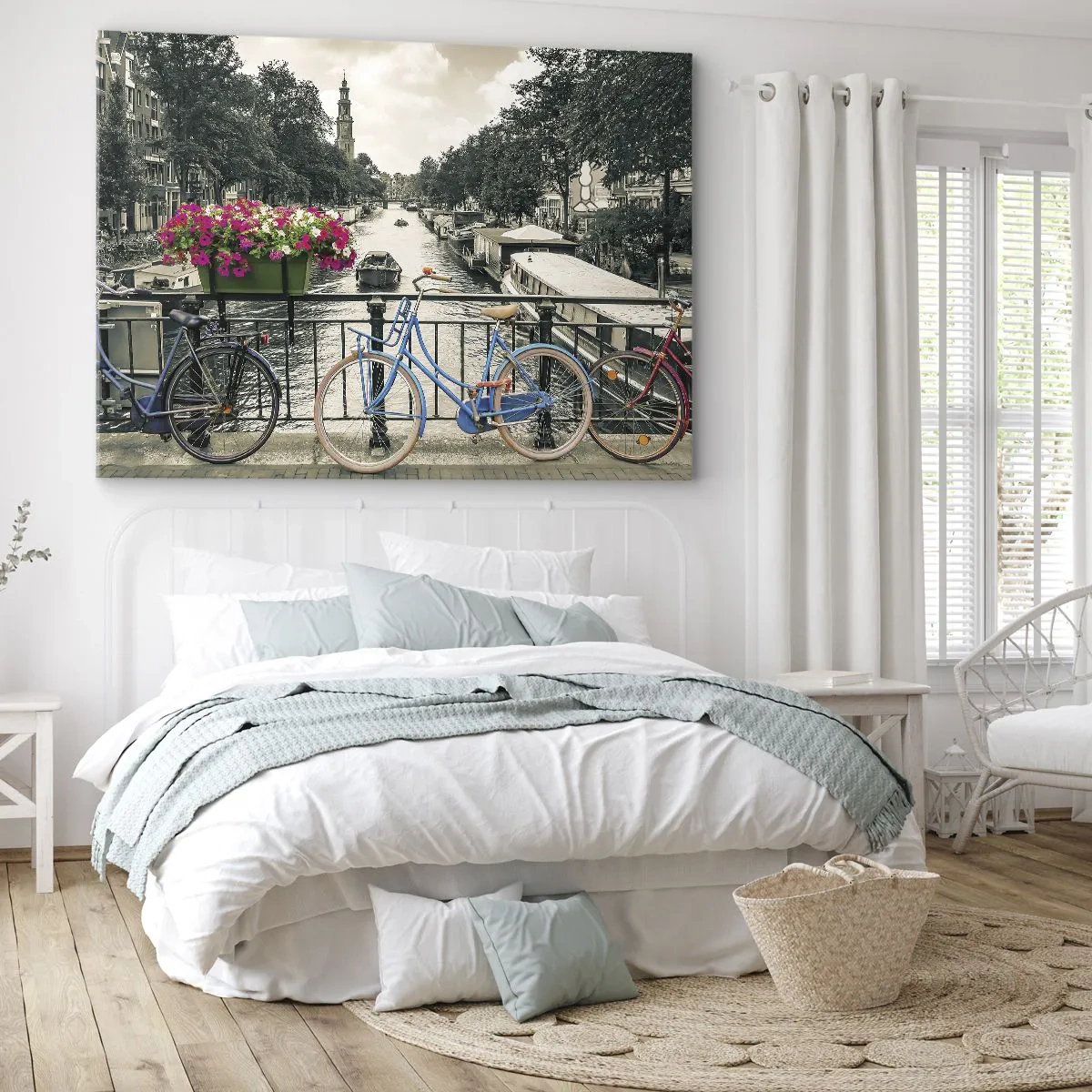 Quadro em tela - Uma ponte com bicicletas e flores sobre um canal em Amsterdã - 70x50cm - Cores da rua de Amsterdã - Decoração de parede moderna para a sala de estar e quarto ARTTOR