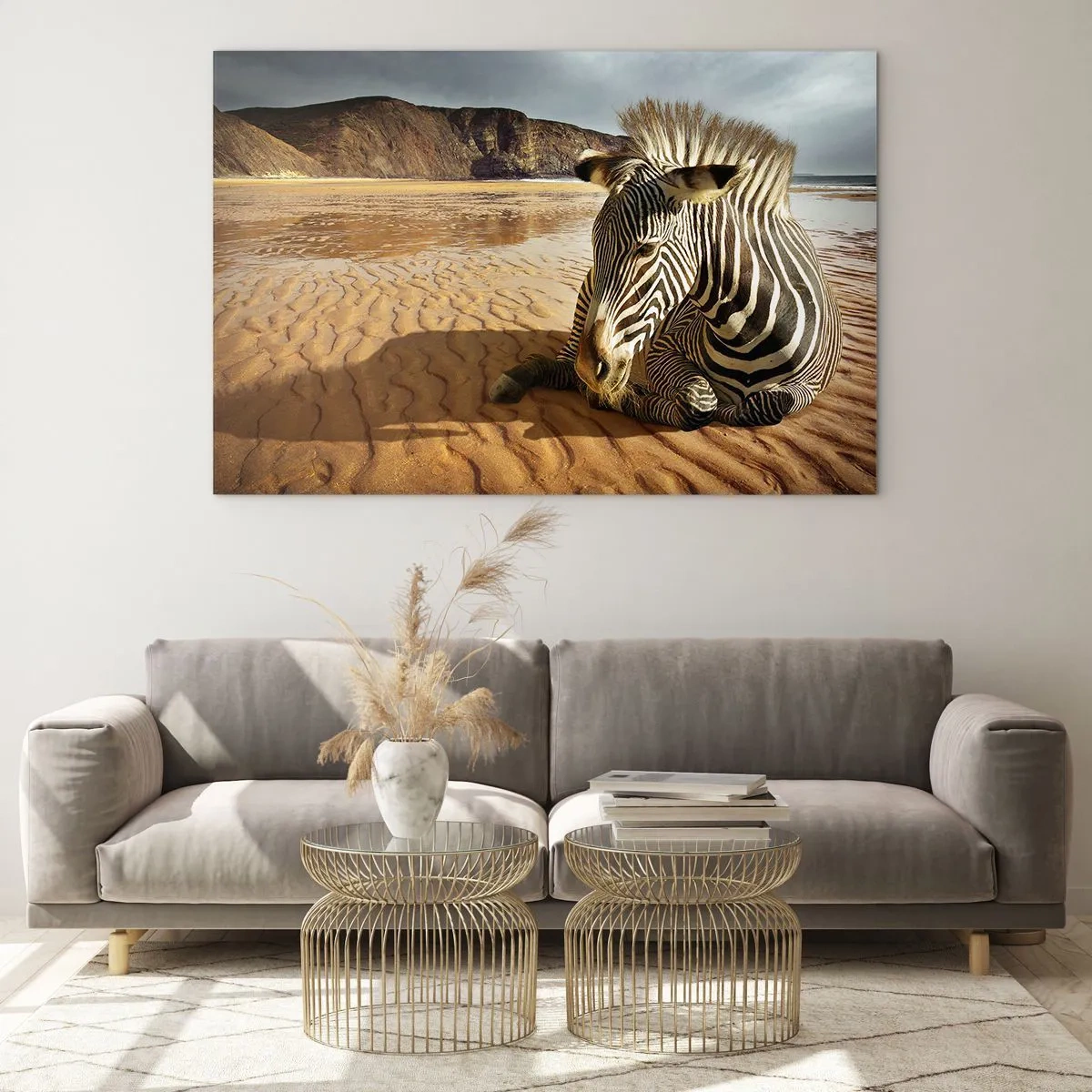 Quadro em vidro - Uma zebra descansando na praia ao pôr do sol - 70x50cm - Combinamos bem - Decoração de parede moderna para a sala de estar e quarto ARTTOR