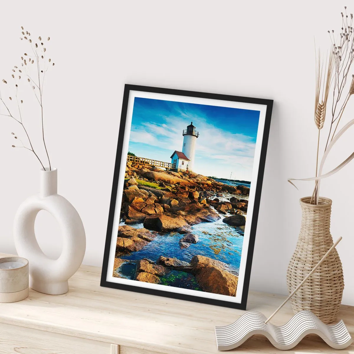 Pôster com moldura preta - Um farol em uma costa rochosa em um dia ensolarado - 50x70cm - Voltem bem, estou à espera - Decoração de parede moderna para a sala de estar e quarto ARTTOR