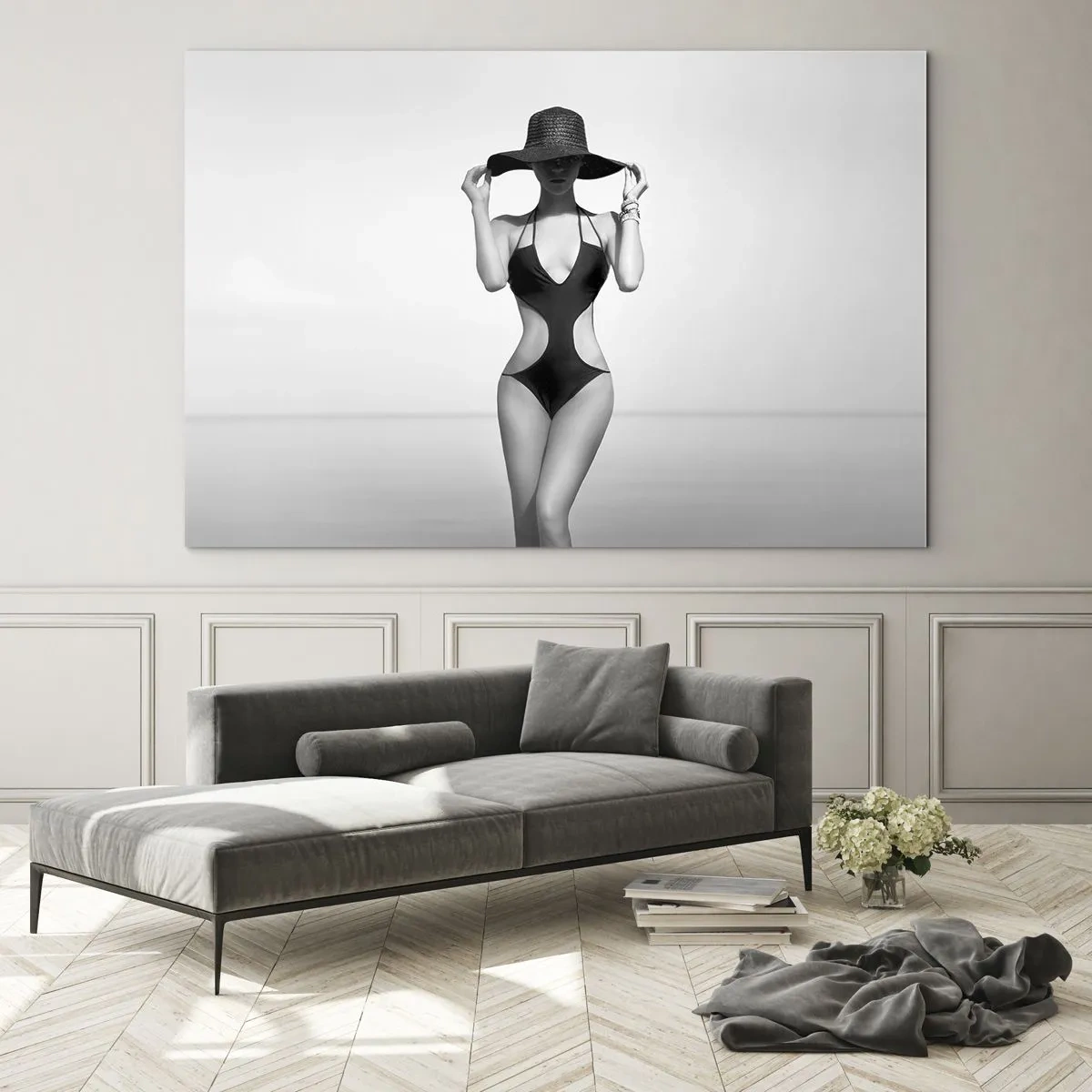 Quadro em vidro - Uma mulher de maiô preto e chapéu contra o mar - 70x50cm - Meu nome é: Elegância - Decoração de parede moderna para a sala de estar e quarto ARTTOR