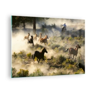 Quadro em vidro - Uma manada de cavalos galopando pela poeira e um cowboy tendo como pano de fundo a natureza - 70x50cm - Competição - liberdade ou força masculina? - Decoração de parede moderna para a sala de estar e quarto ARTTOR
