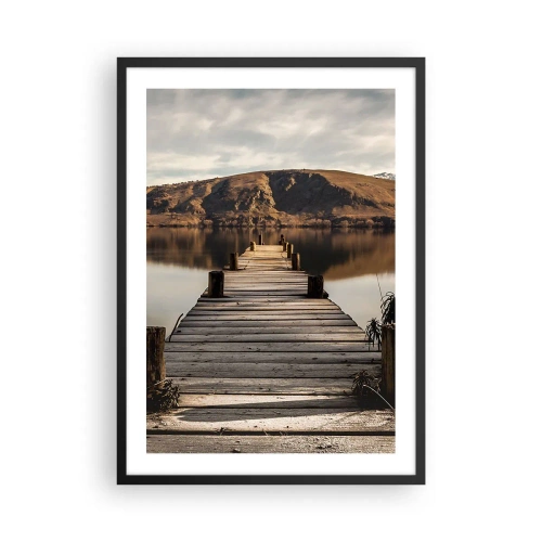 Pôster com moldura preta - Um cais de madeira leva a um lago tranquilo com uma montanha ao fundo - 50x70cm - Paisagem em silêncio - Decoração de parede moderna para a sala de estar e quarto ARTTOR