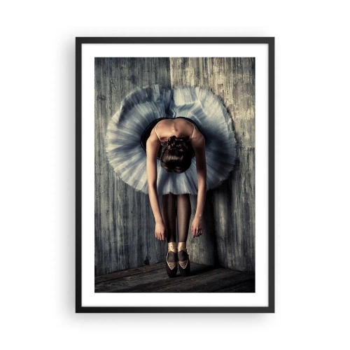 Pôster com moldura preta - Uma bailarina elegante em uma pose clássica contra uma parede rústica. - 50x70cm - Quando a música desaparece - Decoração de parede moderna para a sala de estar e quarto ARTTOR