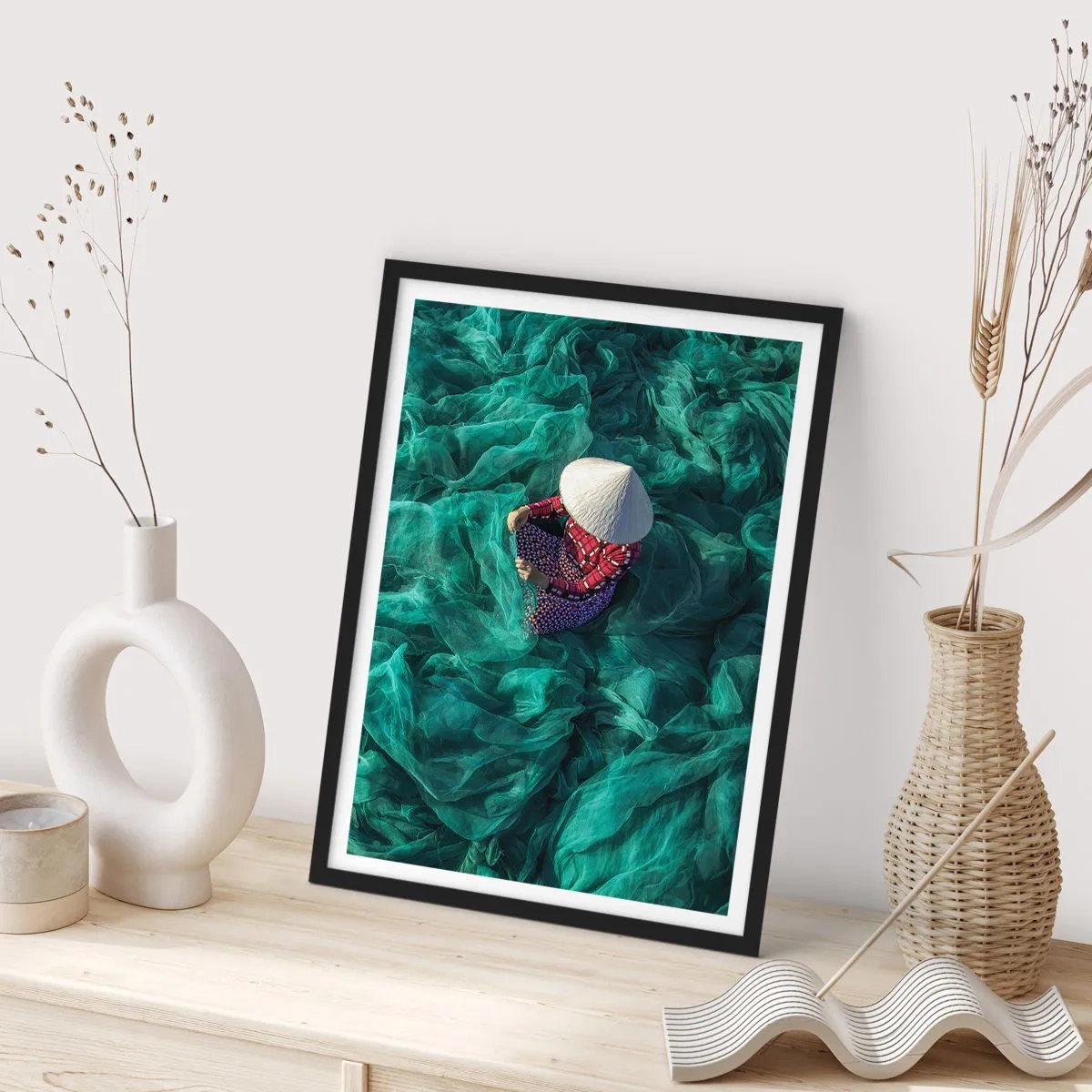 Pôster com moldura preta - Uma pessoa usando um chapéu entre redes de pesca verdes - 50x70cm - Num mar de redes - Decoração de parede moderna para a sala de estar e quarto ARTTOR