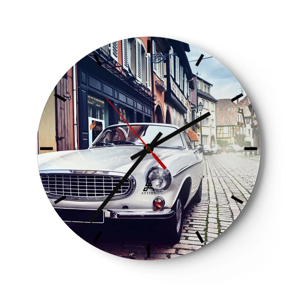 Relógio de parede - Relógio em vidro - Um carro clássico em uma rua de paralelepípedos cercada por casas populares - 30x30cm - O passado é hoje - Decoração de parede moderna para a sala de estar, cozinha e quarto ARTTOR