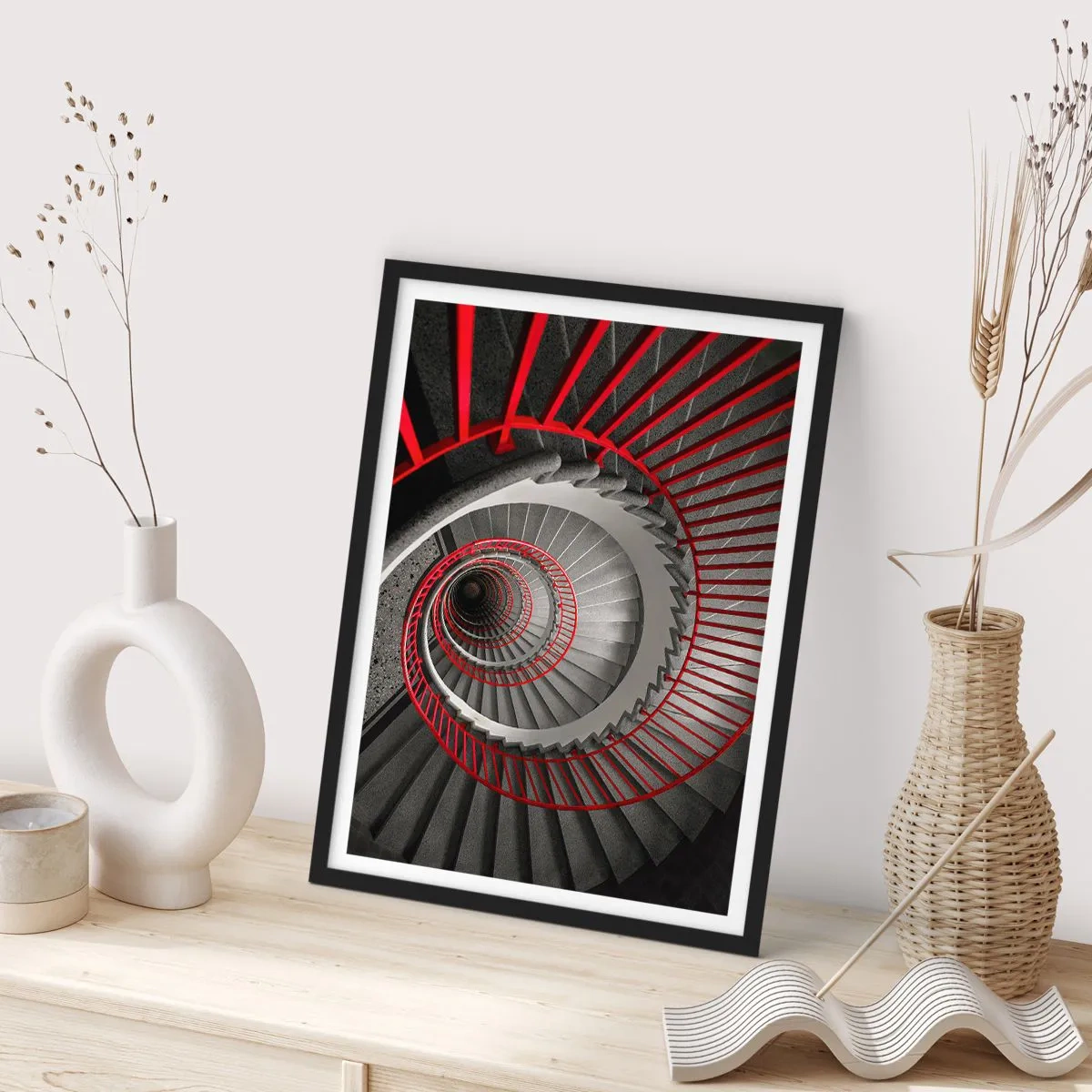 Pôster com moldura preta - Escada em espiral em preto e branco com corrimão vermelho - 50x70cm - Diversão de arquitetura - Decoração de parede moderna para a sala de estar e quarto ARTTOR
