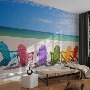 Papel de Parede Standard Eco - Cadeiras de madeira coloridas na praia com vista para o oceano - 100x70cm - Praia do arco-íris - Decoração de parede moderna para a sala de estar e quarto ARTTOR
