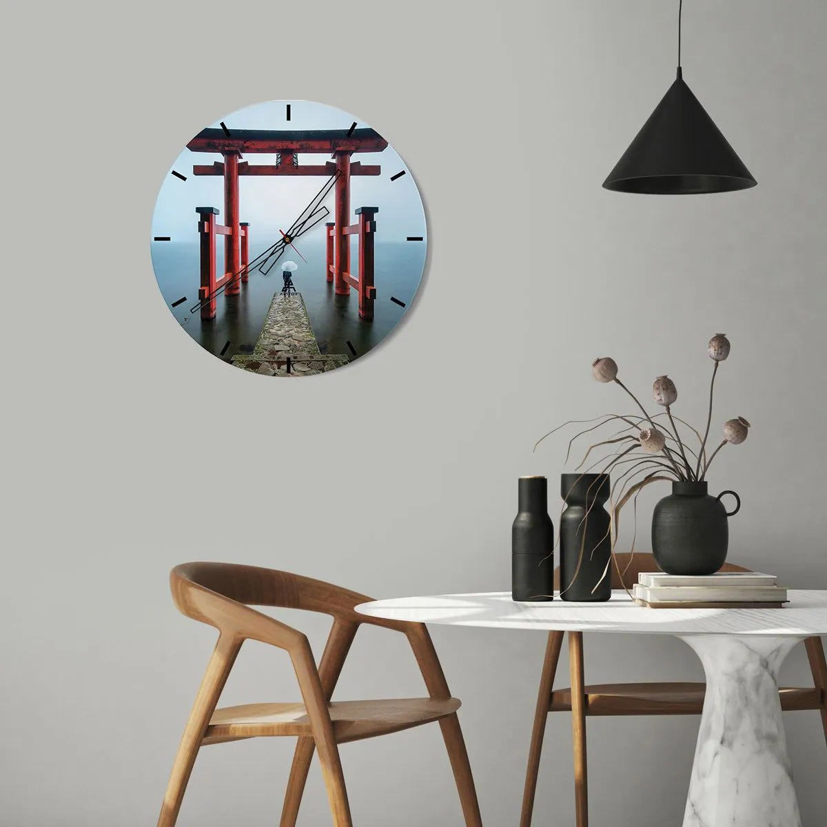 Relógio de parede - Relógio em vidro - Portão Torii Vermelho sobre águas paradas na névoa - 30x30cm - Devaneio japonês - Decoração de parede moderna para a sala de estar, cozinha e quarto ARTTOR