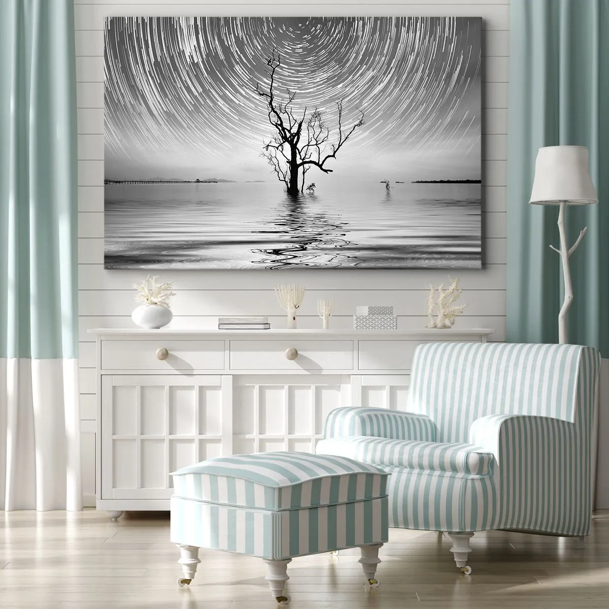 Quadro em tela - Uma árvore na água sob um céu noturno com estrelas em movimento - 70x50cm - Sinfonia da natureza - Decoração de parede moderna para a sala de estar e quarto ARTTOR