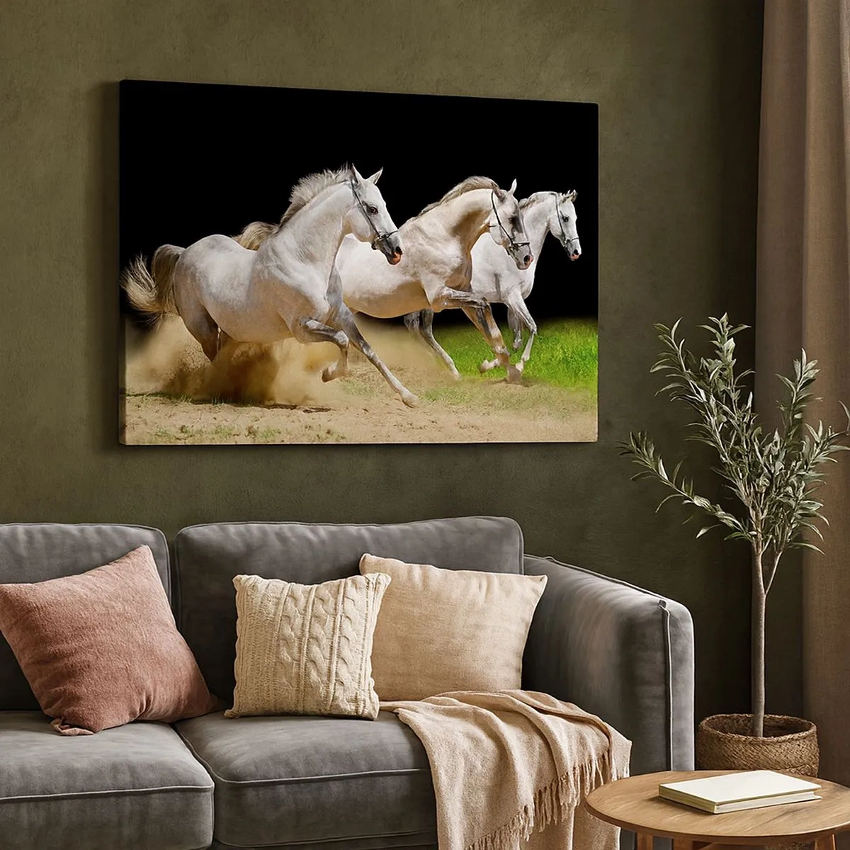 Quadro em tela - Três cavalos brancos galopando pela areia e grama - 70x50cm - Três Graças - Decoração de parede moderna para a sala de estar e quarto ARTTOR
