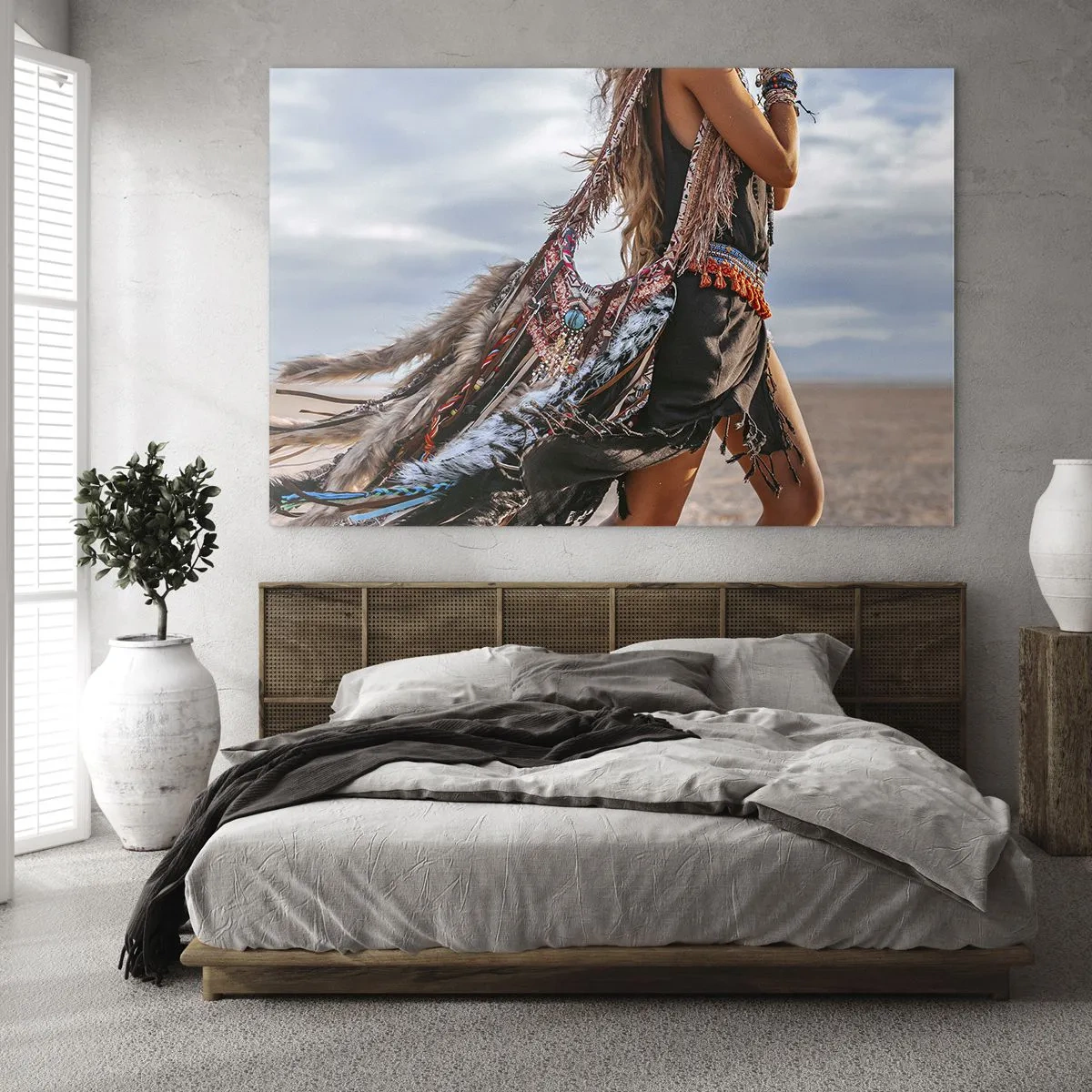 Quadro em vidro - Mulher estilo boho com penas e decorações em um fundo desértico - 70x50cm - Namorada do Xamã - Decoração de parede moderna para a sala de estar e quarto ARTTOR