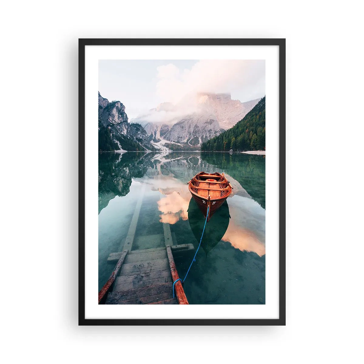 Pôster com moldura preta - Um barco de madeira em um lago calmo cercado por montanhas - 50x70cm - Sono tranquilo das montanhas - Decoração de parede moderna para a sala de estar e quarto ARTTOR