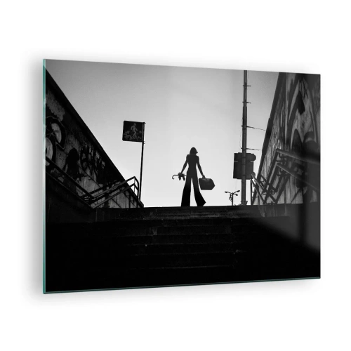 Quadro em vidro - Silhueta preta e branca de uma mulher contra o pano de fundo de uma paisagem urbana - 70x50cm - Caminhadas urbanas - Decoração de parede moderna para a sala de estar e quarto ARTTOR