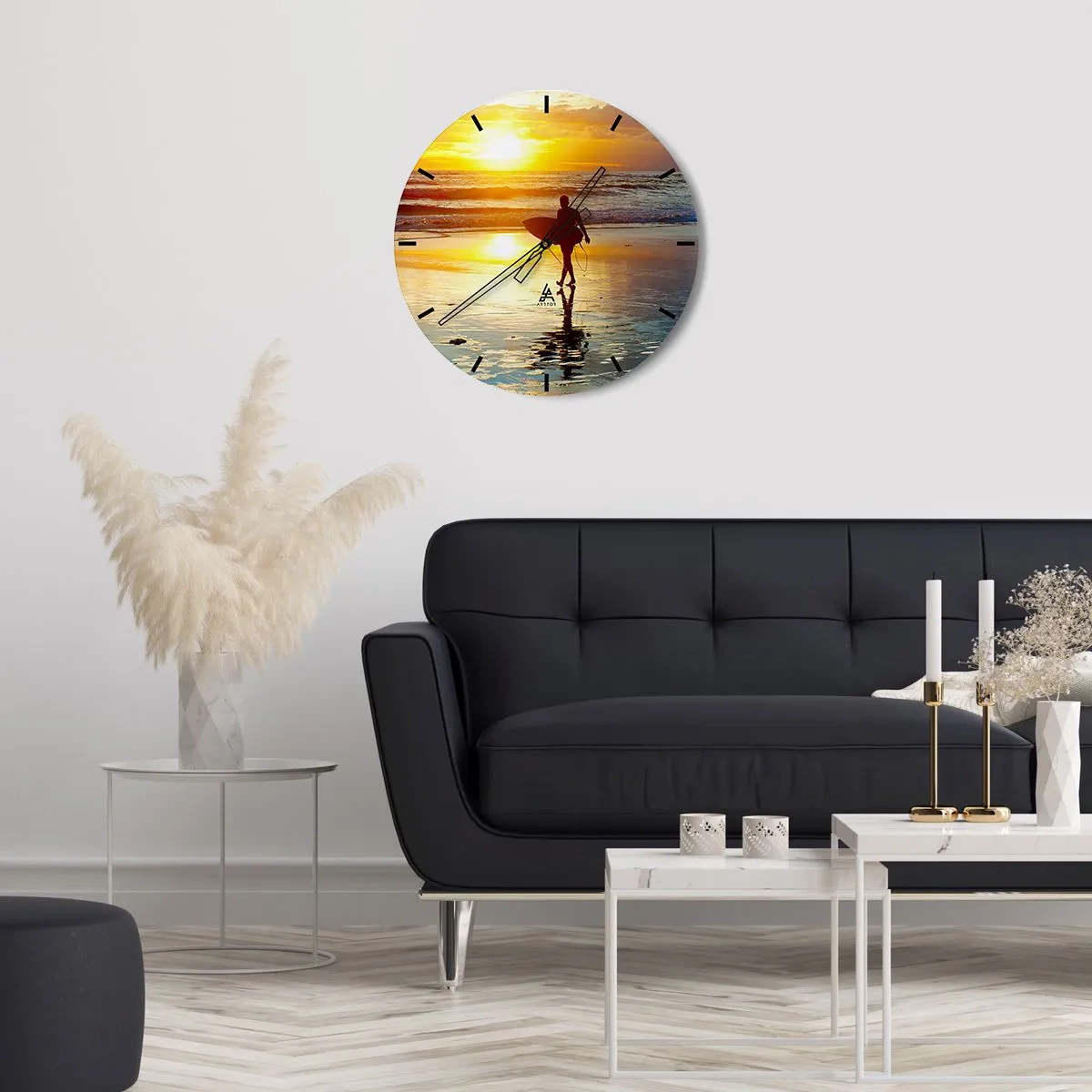 Relógio de parede - Relógio em vidro - Surfista ao pôr do sol na praia - 30x30cm - O Retorno do Guerreiro - Decoração de parede moderna para a sala de estar, cozinha e quarto ARTTOR