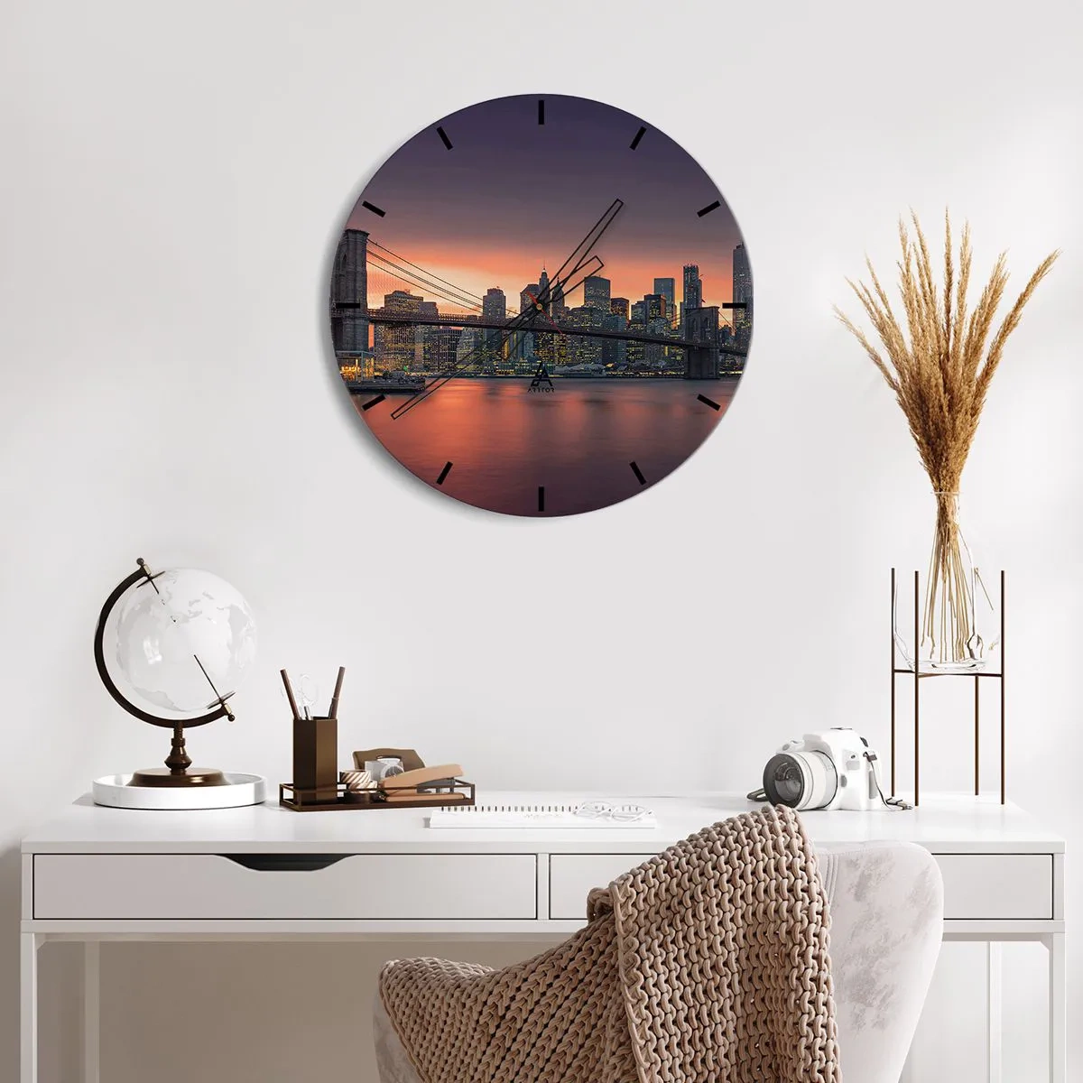 Relógio de parede - Relógio em vidro - Panorama da cidade com a ponte ao pôr do sol - 30x30cm - Imersa no silêncio lilás - Decoração de parede moderna para a sala de estar, cozinha e quarto ARTTOR