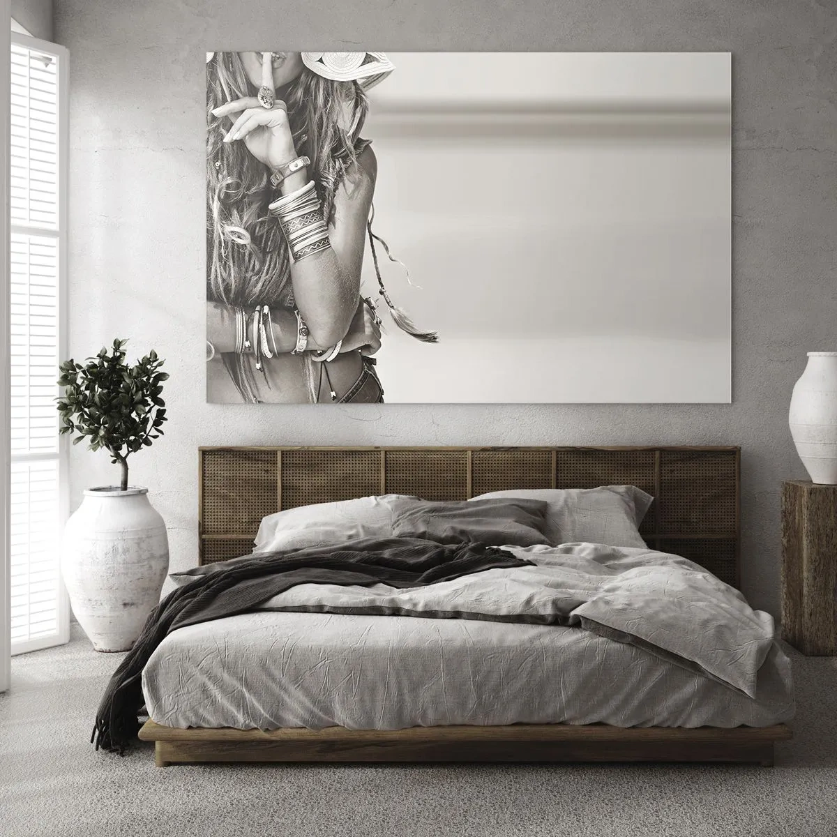 Quadro em vidro - Uma mulher com joias e o dedo nos lábios em uma foto artística - 70x50cm - Como uma menina - Decoração de parede moderna para a sala de estar e quarto ARTTOR