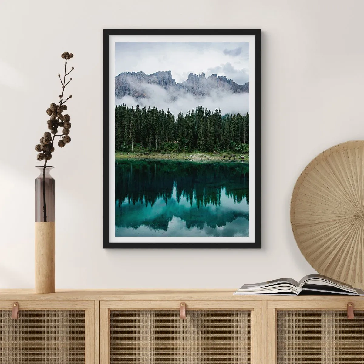 Pôster com moldura preta - Uma floresta verde perto de um lago com montanhas ao fundo cercadas por neblina - 50x70cm - Calma, silêncio, não vamos acordar a água... - Decoração de parede moderna para a sala de estar e quarto ARTTOR