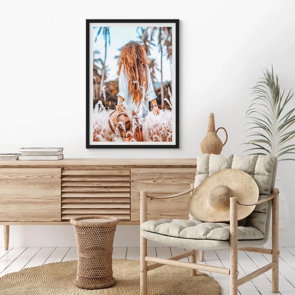 Pôster com moldura preta - Uma mulher de camisa branca caminhando entre palmeiras - 50x70cm - Nascida da maciez da relva - Decoração de parede moderna para a sala de estar e quarto ARTTOR