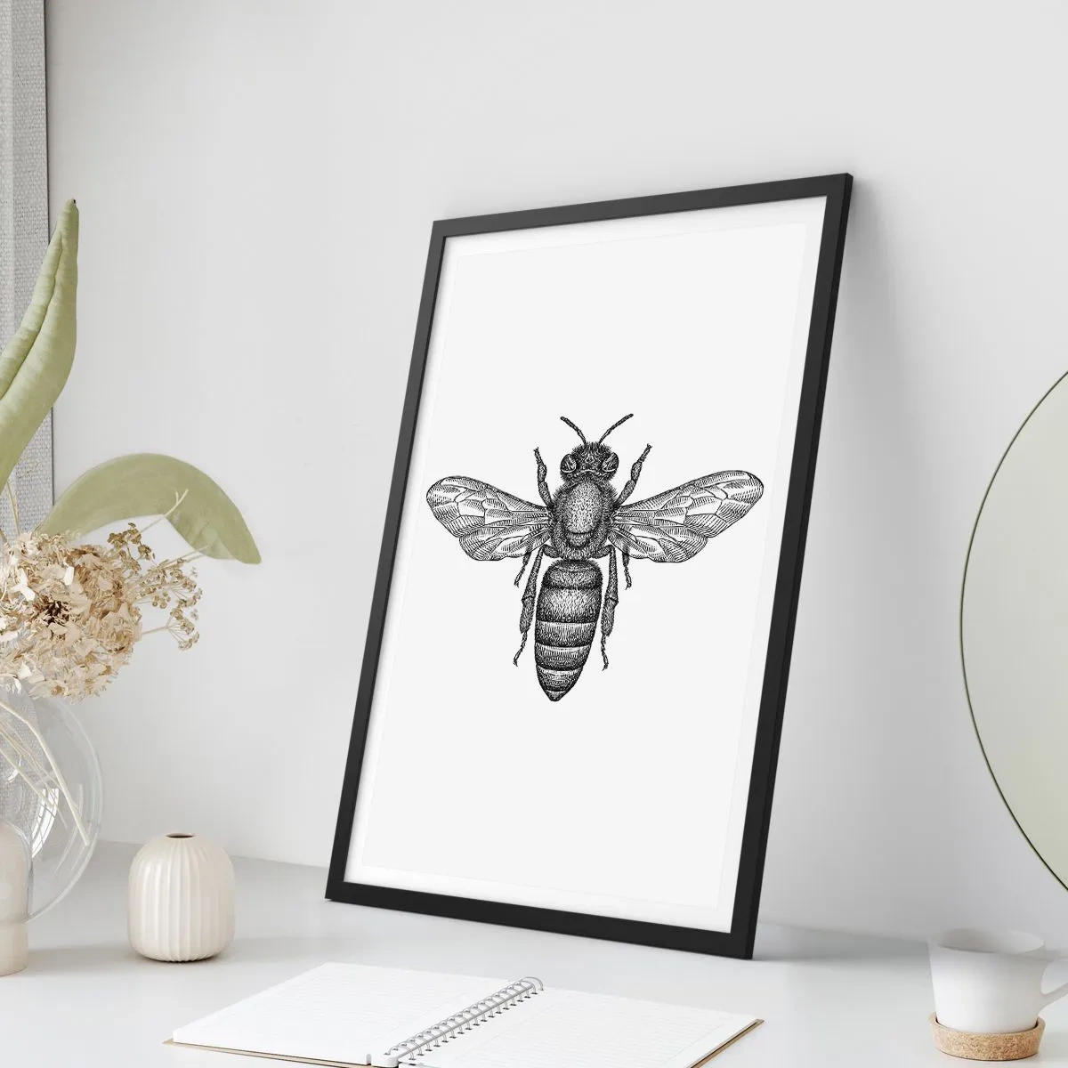 Pôster com moldura preta - Ilustração precisa de uma abelha em um fundo branco - 50x70cm - Retrato de um inseto - Decoração de parede moderna para a sala de estar e quarto ARTTOR