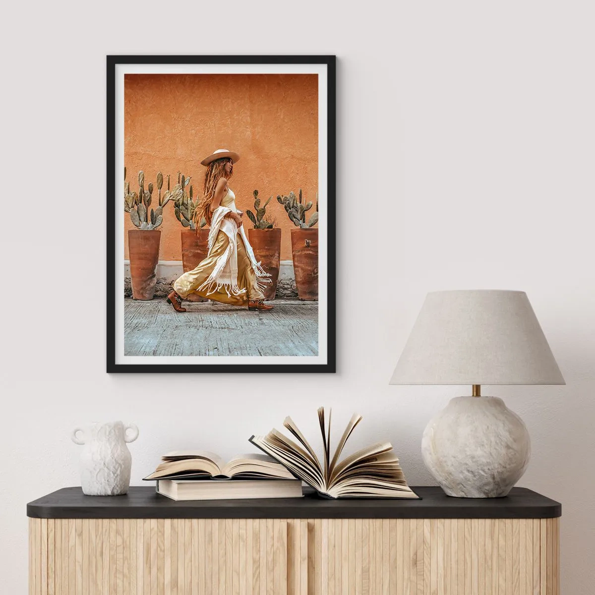 Pôster com moldura preta - Mulher estilosa com um chapéu em um fundo de cactos - 50x70cm - Estilo hippie - Decoração de parede moderna para a sala de estar e quarto ARTTOR
